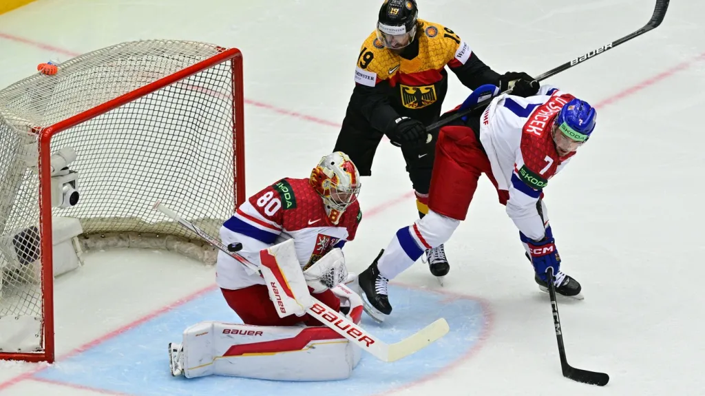 Brankář Daniel Vladař v utkání proti Německu