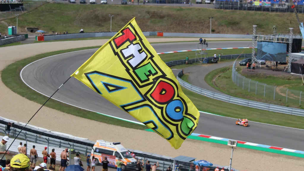 Nad Masarykovým okruhem zavlála Rossiho vlajka