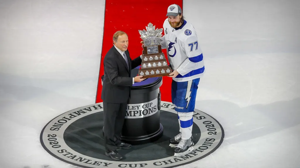 Victor Hedman s trofejí pro nejužitečnějšího hráče play-off