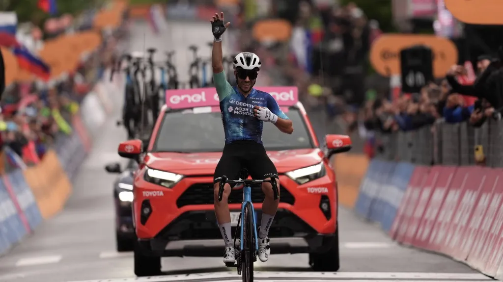 Andrea Vendrame v dojezdu devatenácté etapy Giro d'Italia