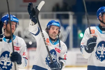 Hráči Kladna po skončení zápasu s Vítkovicemi, uprostřed Nelson Tristen Robins