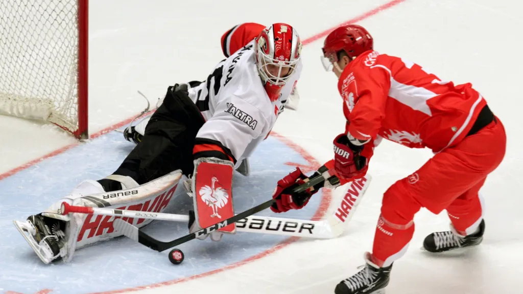 Brankář Juho Olkinuora z Jyväskylä likviduje šanci třineckého útočníka Arona Chmielewského