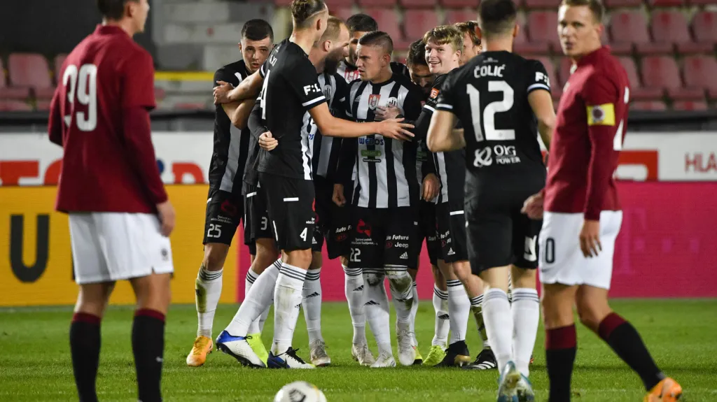 Fotbalisté Českých Budějovic oslavují gól na Letné