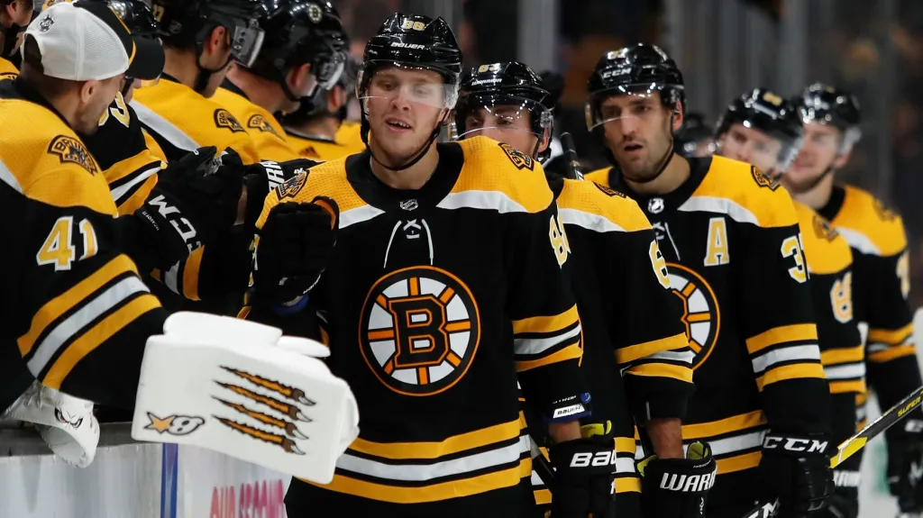 David Pastrňák slaví gól se spoluhráči z Bostonu