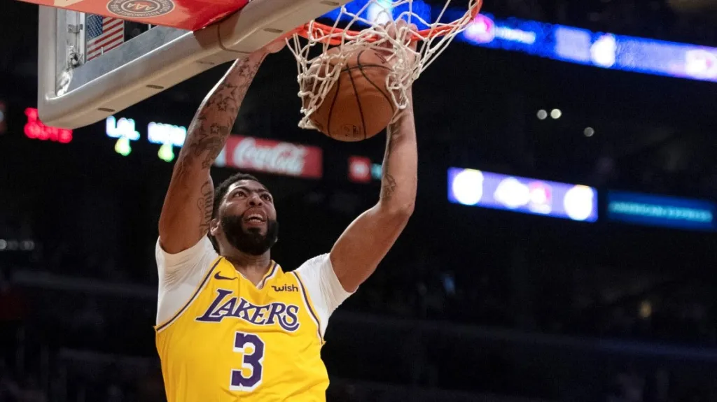 Anthony Davis smečuje v zápase s Memphisem