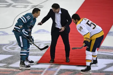 Radim Šimek (vlevo) při slavnostním buly zápasu NHL s Jaromírem Jágrem