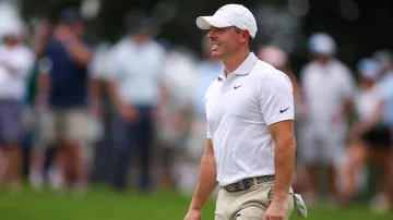 Nepovedená rána Roryho McIlroye a šťastný odraz od tribuny