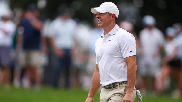 Nepovedená rána Roryho McIlroye a šťastný odraz od tribuny