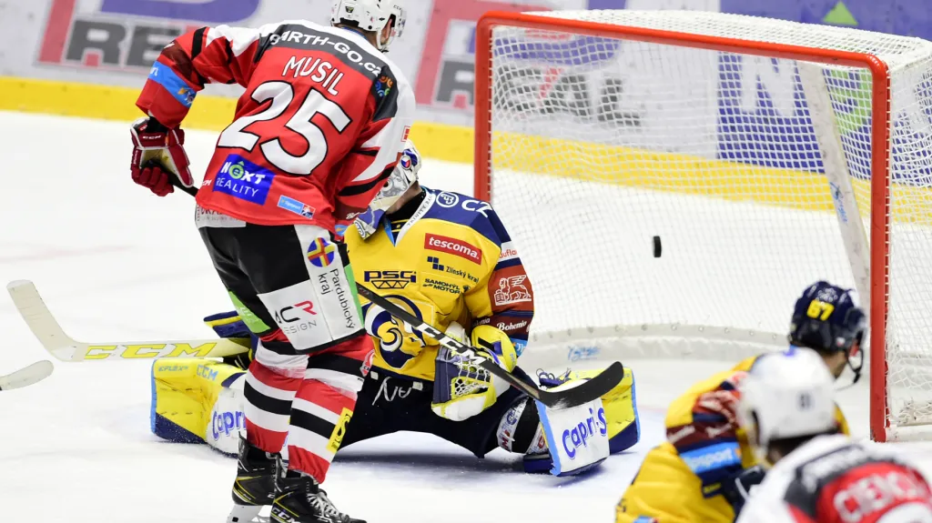 Pardubický útočník Adam Musil překonává zlínskou obranu