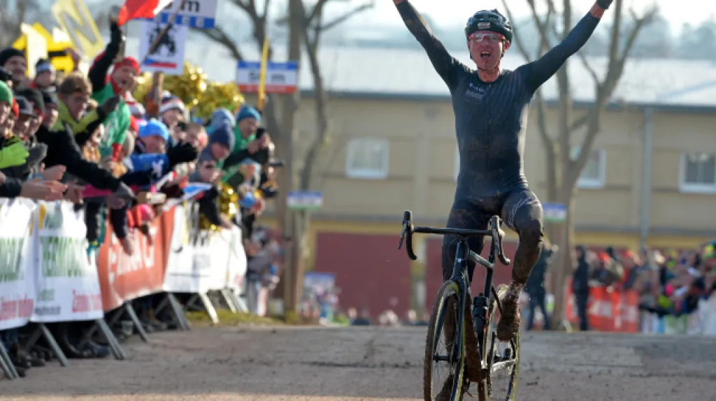Emil Hekele slaví vítězství v MČR v cyklokrosu
