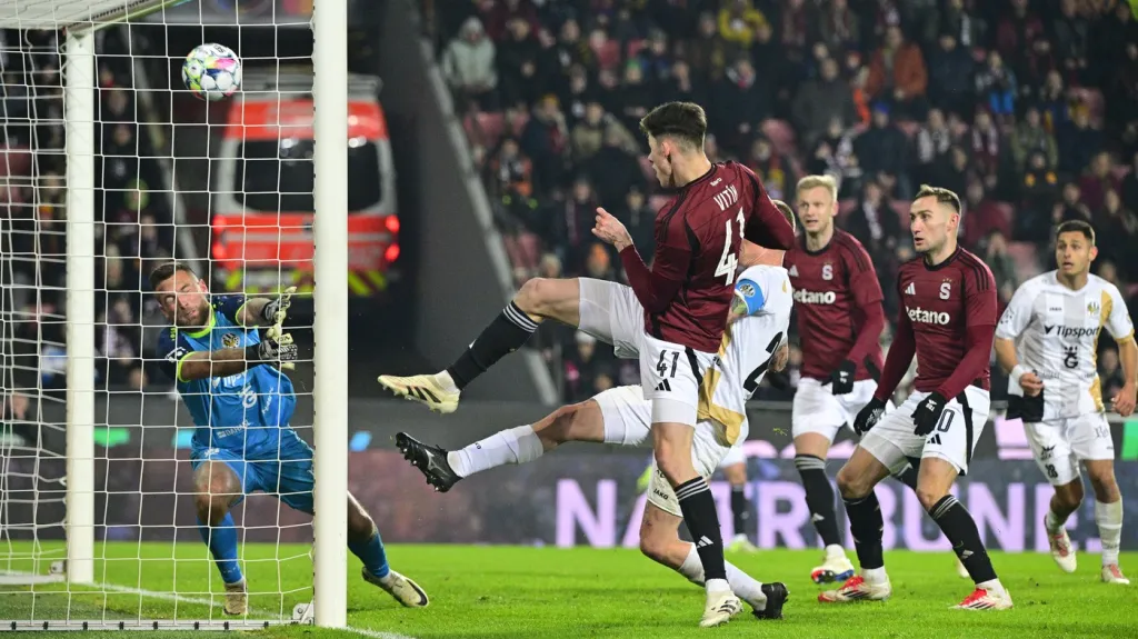 Martin Vitík střílí gól