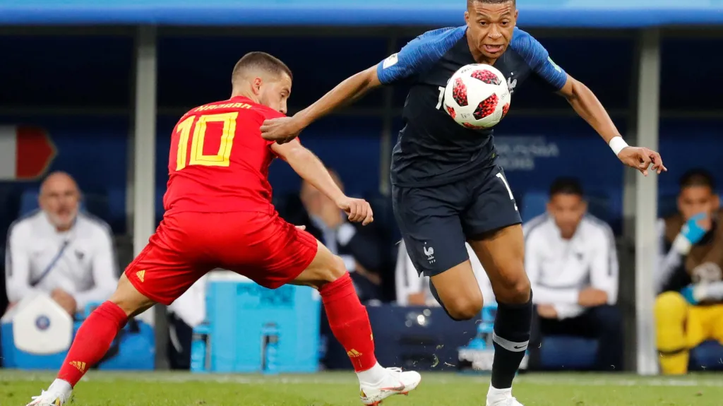 Francouz Kylian Mbappé prochází kolem Edena Hazarda z Belgie