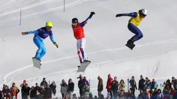Finále závodu smíšených týmů ve snowboardcrossu