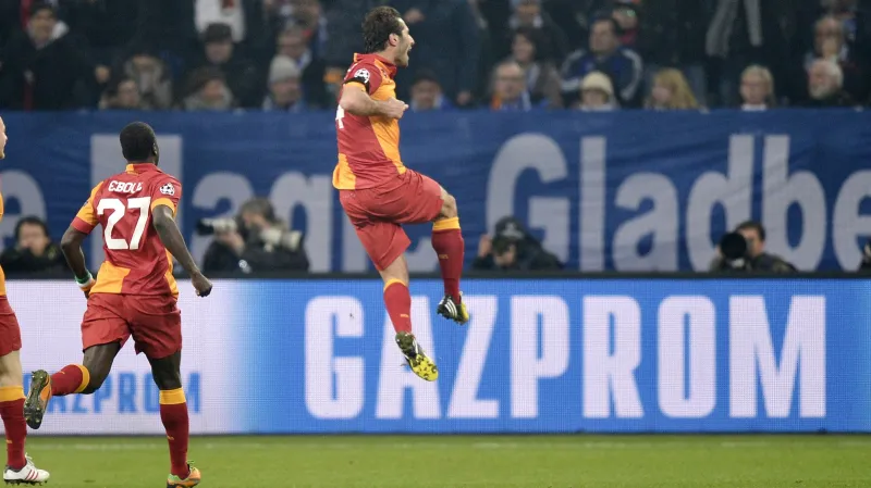 Hamit Altintop slaví gól do sítě Schalke
