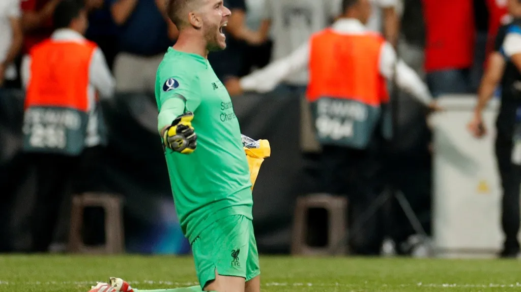 Liverpoolský gólman Adrián oslavuje triumf v Superpoháru