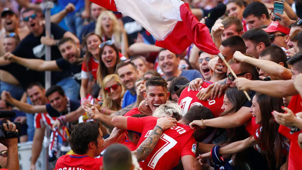 Slavící fotbalisté a fanoušci Atlétika Madrid