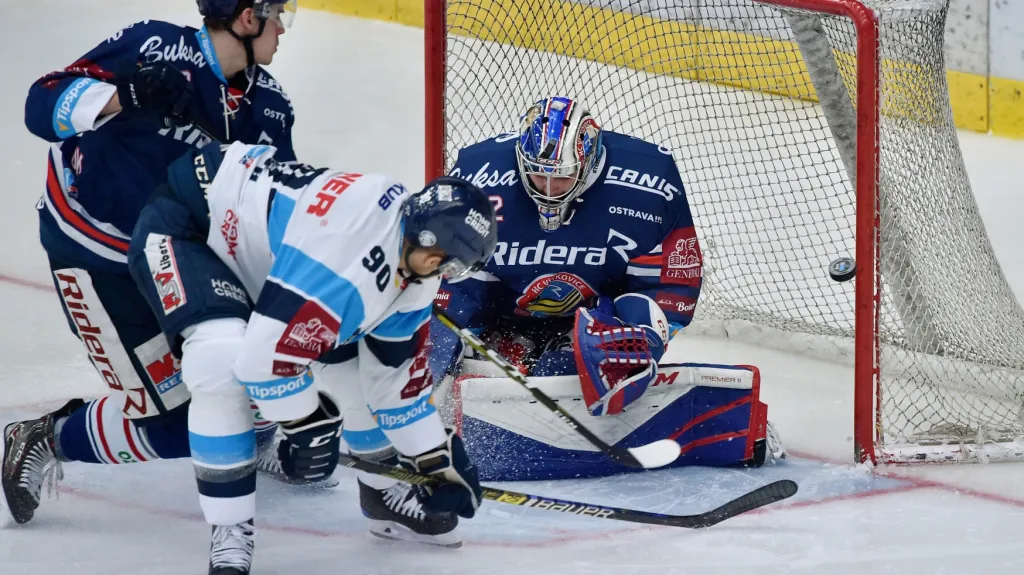 Vítkovický gólman Patrik Bartošák proti Tyleru Redenbachovi z Liberce
