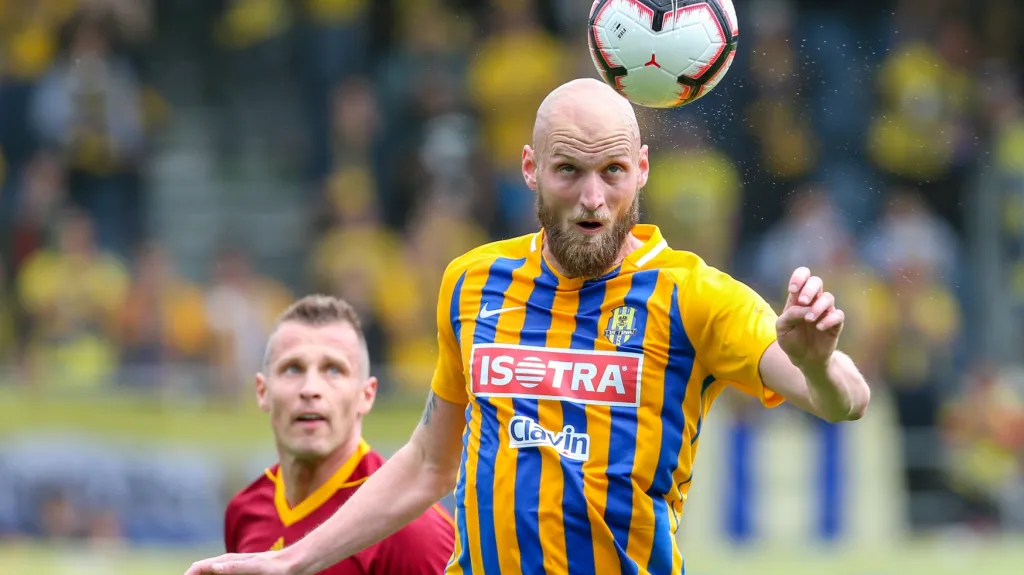 Opavský Tomáš Smola v utkání s Duklou