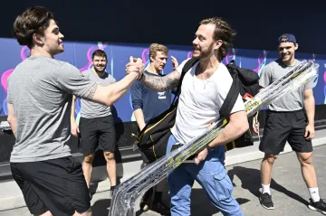 Pastrňák se vítá ve Finsku se spoluhráči