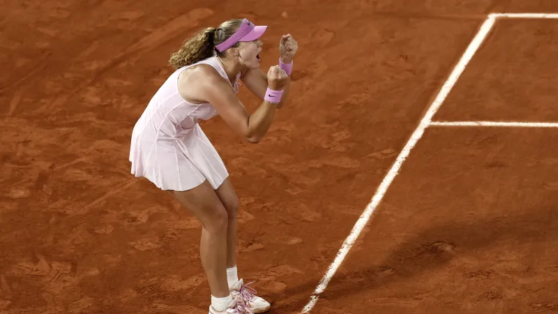 Mirra Andrejevová se raduje z postupu do finále Roland Garros