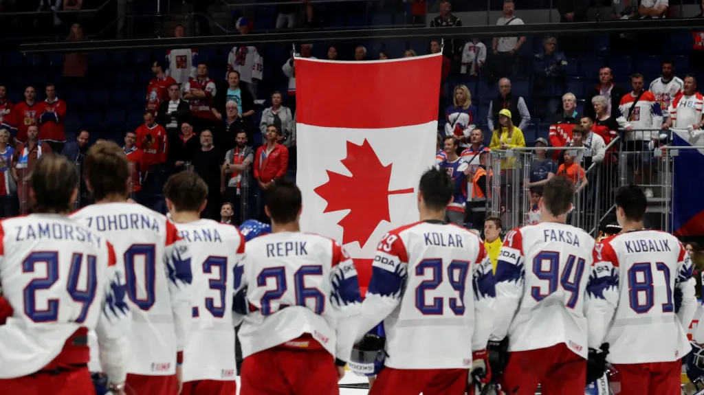 Čeští hokejisté sledují kanadskou vlajku po porážce v semifinále MS