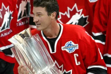 Mario Lemieux s trofejí pro vítěze Světového poháru