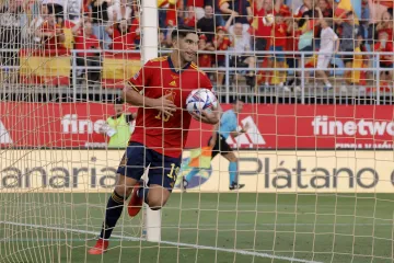 Španěl Carlos Soler oslavuje gól v síti Česka