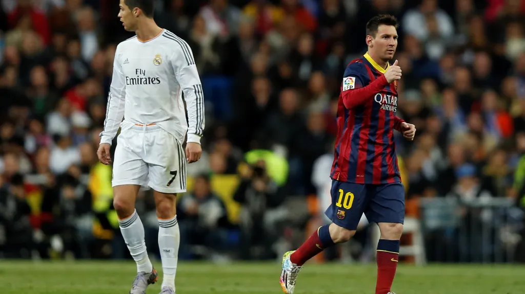 Cristiano Ronaldo (vlevo) z Realu Madrid a Lionel Messi z Barcelony během vzájemného duelu