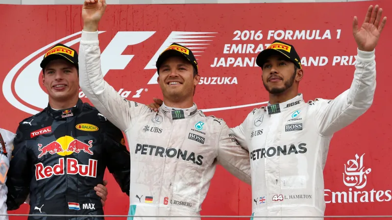 Rosberg (uprostřed) vedle Verstrappena (vlevo) a Hamiltona