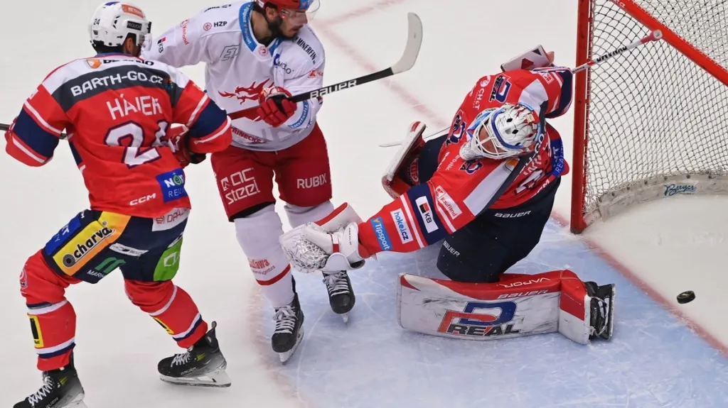 Roman Will z Pardubic inkasuje gól v Třinci