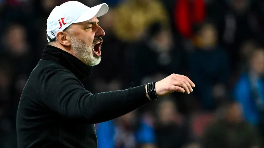 Kouč Slavie Jindřích Trpišovský diriguje své svěřence během derby na Spartě