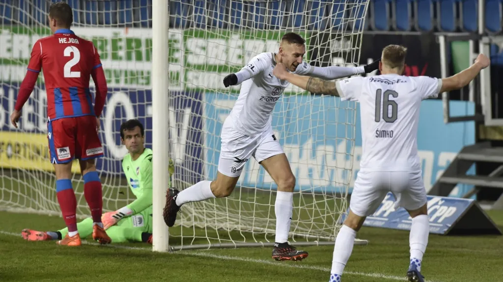 Jan Kalabiška ze Slovácka se raduje z branky proti Plzni