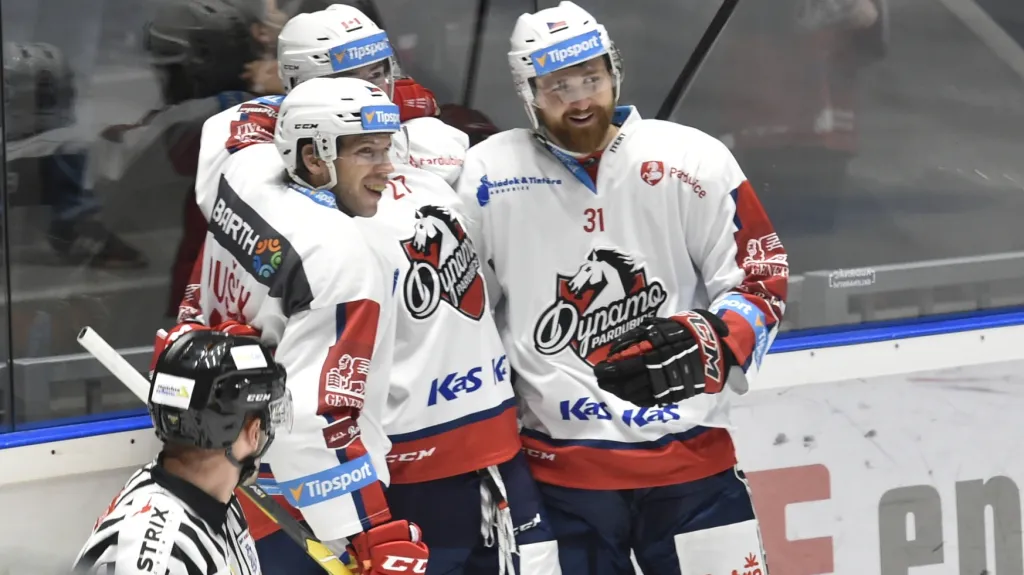 Radující se hokejisté Pardubic