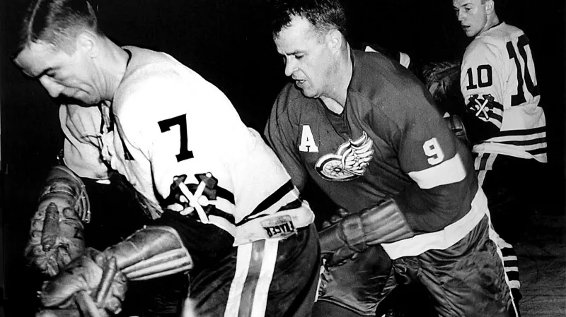 Ted Lindsay (vlevo) v souboji s bývalým spoluhráčem Gordiem Howem