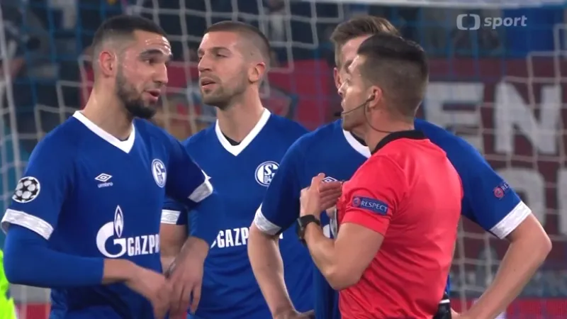 Rozhodčí Příhoda rozebírá sporné okamžiky