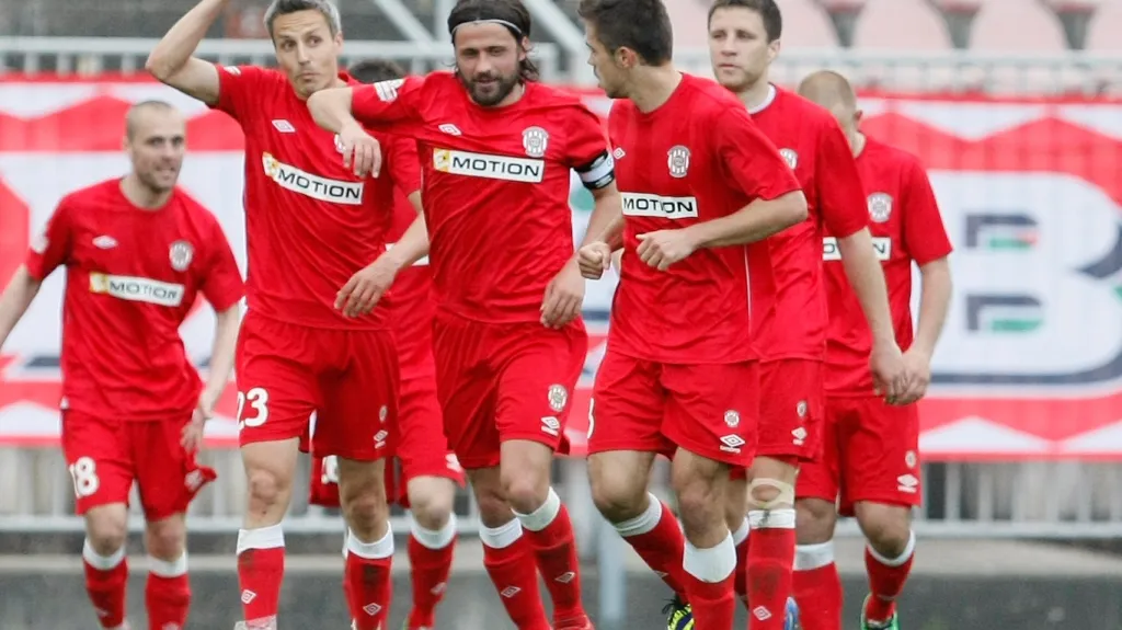 Slavící fotbalisté Zbrojovky Brno
