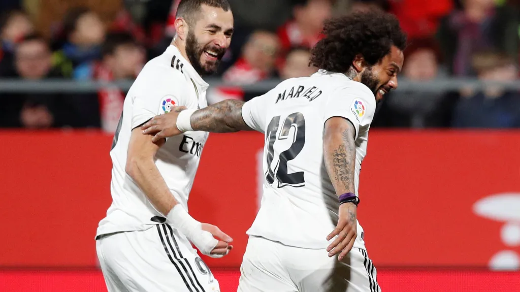 Karim Benzema (vlevo) slaví gól se spoluhráčem z Realu Madrid Marcelem