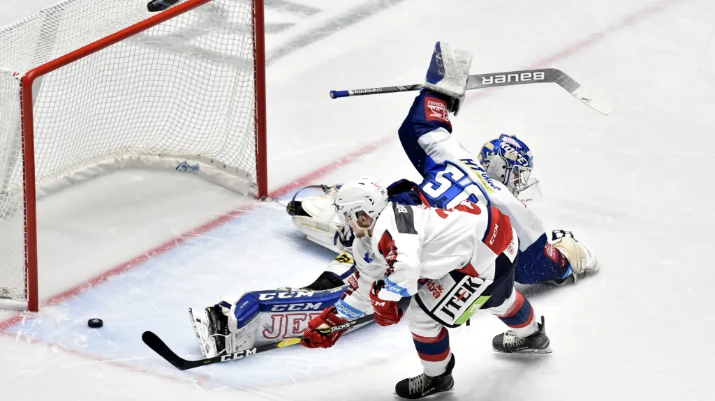 Denis Kusý z Pardubic proměňuje nájezd v utkání proti Brnu