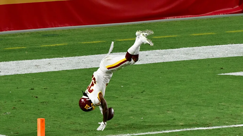 Safety Washingtonu Kamren Curl slaví touchdown proti San Franciscu