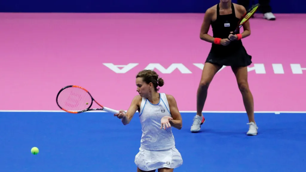 Barbora Strýcová (v bílém) a Andrea Hlaváčková
