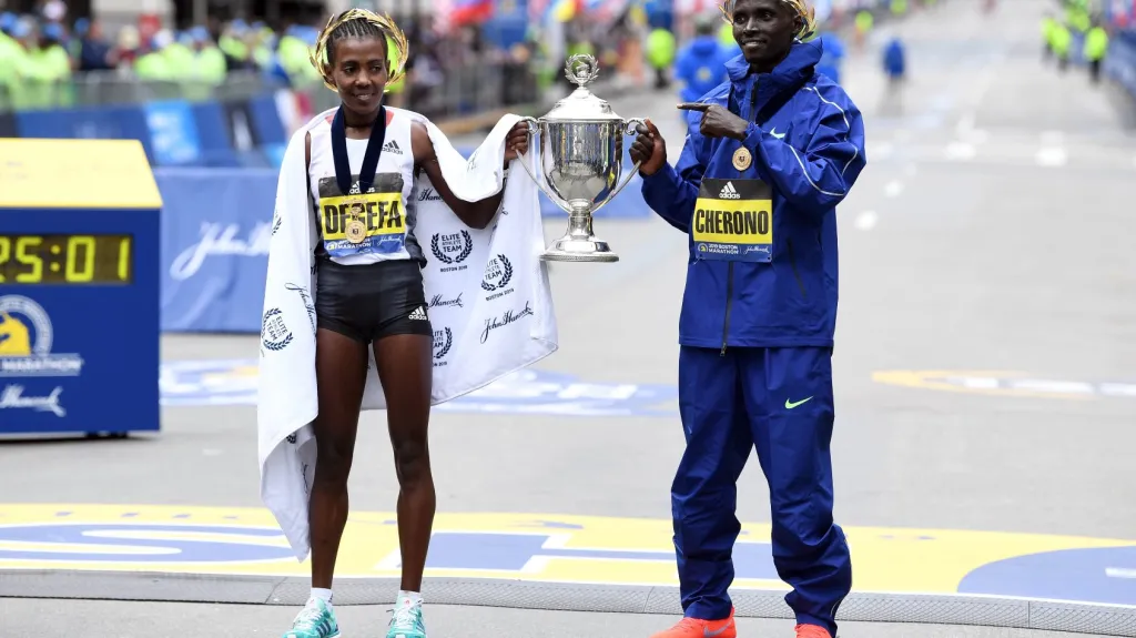 Workneš Degefaová a Lawrence Cherono