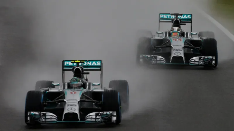 Lewis Hamilton z Mercedesu (vpravo) se svým týmovým kolegou Nico Rosbergem