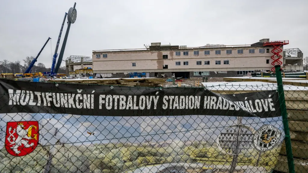 Na budovaný fotbalový stadion v Hradci Králové se vrátil první osvětlovací stožár ve tvaru lízátka