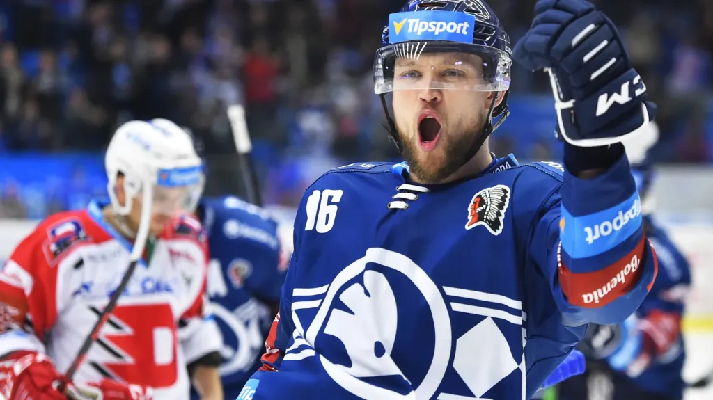 Ludwig Blomstrand z Plzně oslavuje gól v síti Pardubic