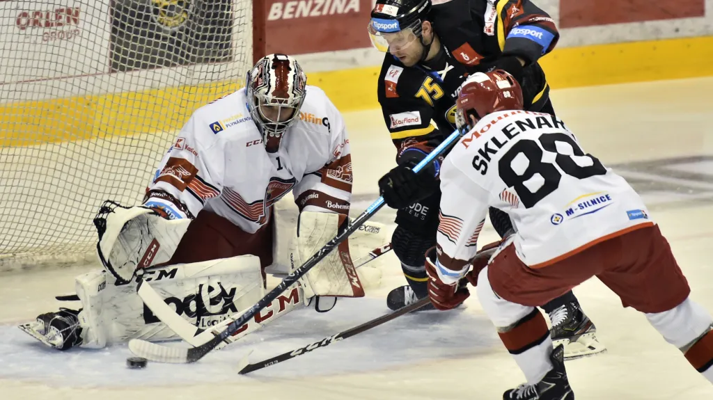 Královéhradecký gólman Štěpán Lukeš kryje příležitost Tomáše Pospíšila z Litvínova