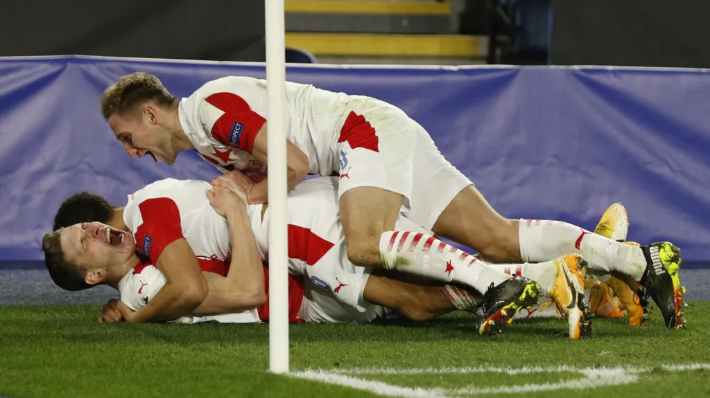 Radující se Lukáš Provod zavalen spoluhráči ze Slavie