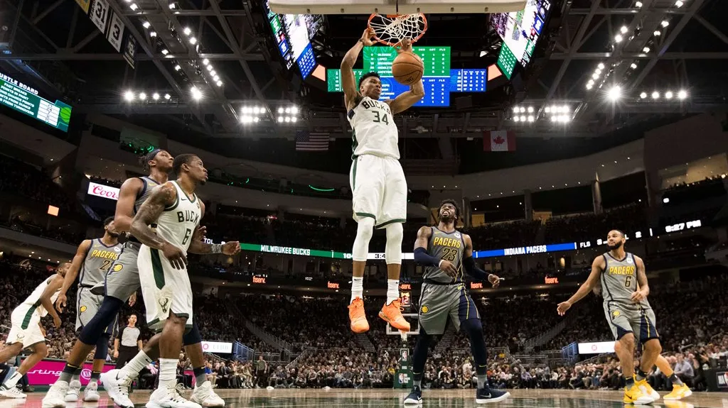 Janis Antetokounmpo z Milwaukee smečuje do koše v utkání s Indianou