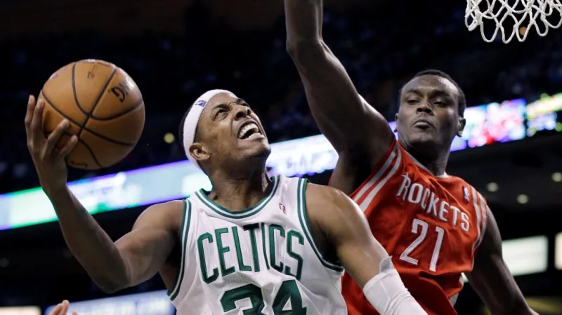 Bostonský Paul Pierce útočí na koš Houstonu