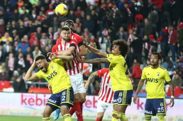 Ondřej Čelůstka (uprostřed) z Antalyasporu hlavičkuje v utkání s Fenerbahce