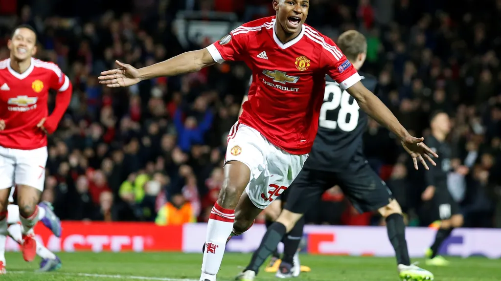 Marcus Rashford z Manchesteru United se raduje z gólu v síti Midtjyllandu